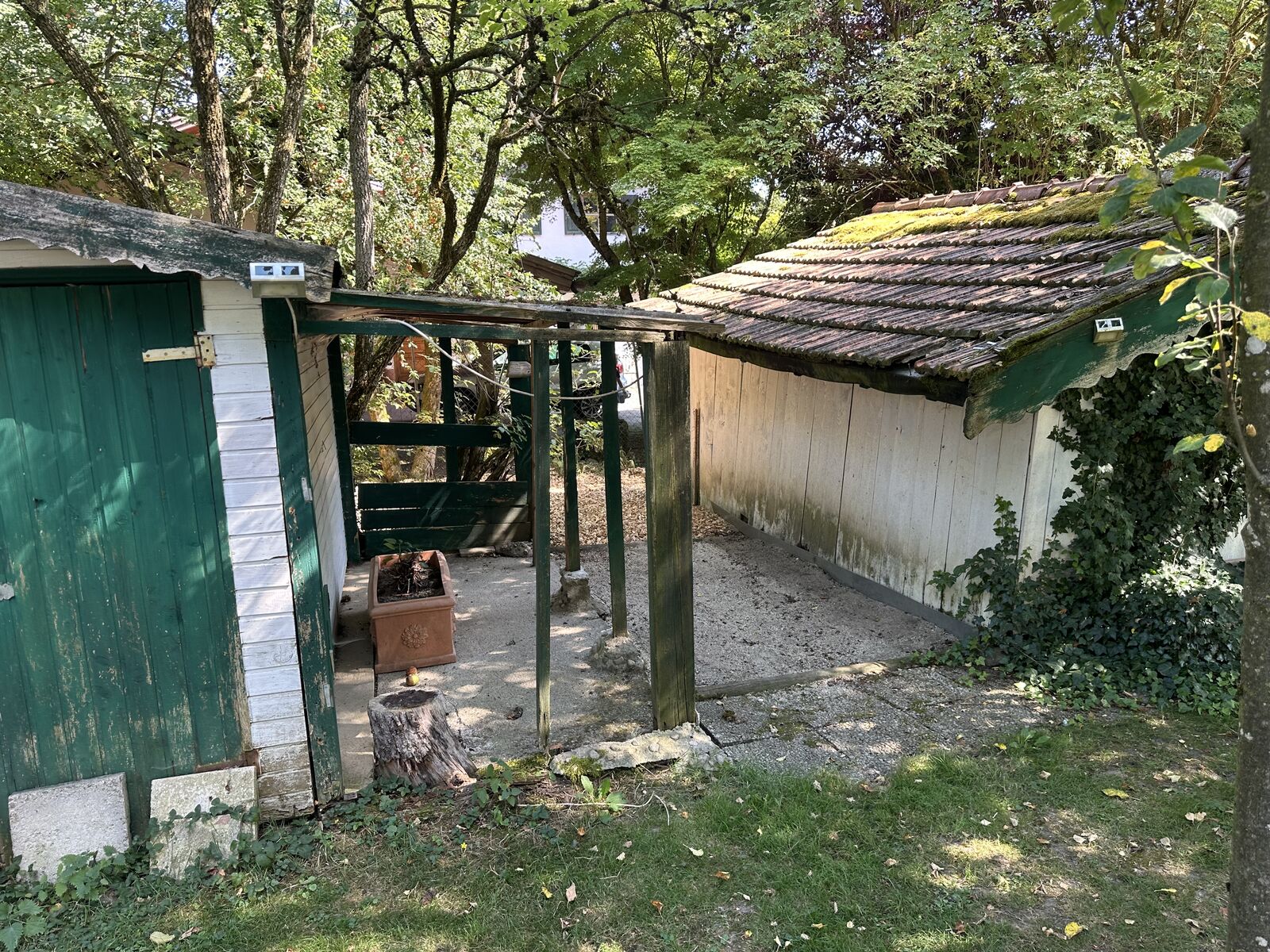 Gelände mit Haus und Bäumen